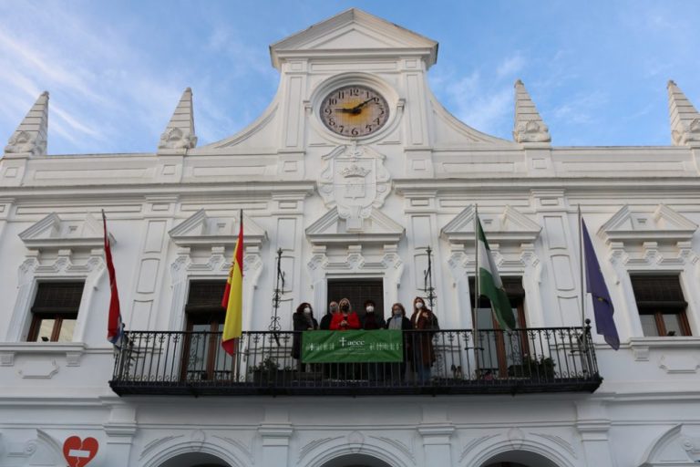 Cartaya se tiñe de verde y coloca una pancarta en apoyo a la lucha contra el cáncer