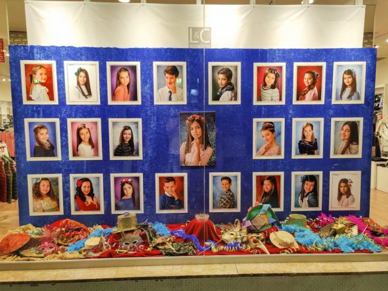 Isla Cristina inaugura el escaparate con las fotografías de la corte infantil de su Carnaval