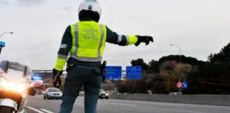 Localizan al conductor que atropelló a un ciclista de 77 años en Islantilla y se dio a la fuga dejándolo gravemente herido en la carretera