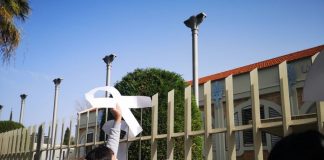 Defensores de la sanidad pública se sienten «humillados al ser tratados como delincuentes» en una visita a Huelva de Moreno Bonilla