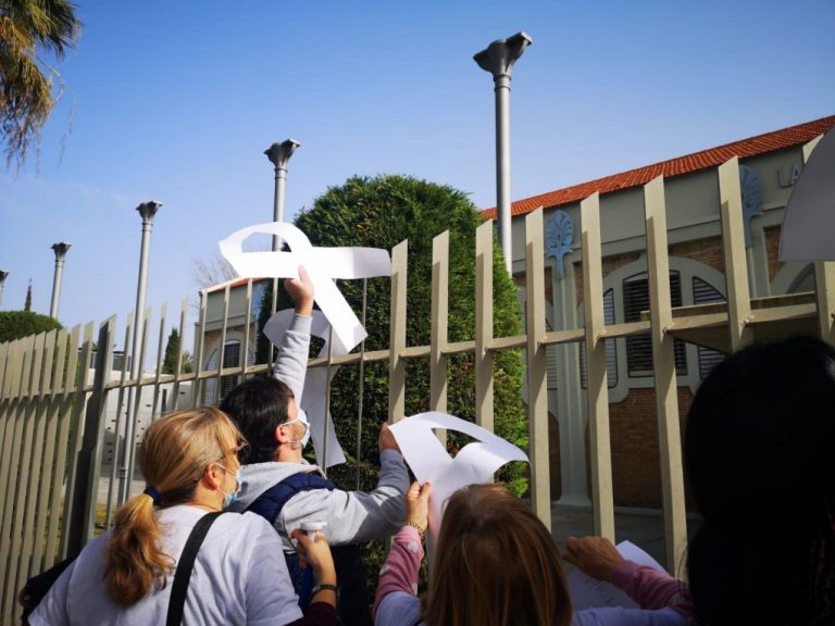 Defensores de la sanidad pública se sienten «humillados al ser tratados como delincuentes» en una visita a Huelva de Moreno Bonilla