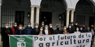 Ayuntamiento, regantes y empresarios se concentran Almonte para defender a los agricultores locales