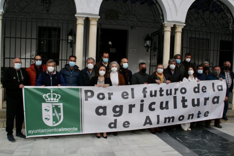 Ayuntamiento, regantes y empresarios se concentran Almonte para defender a los agricultores locales