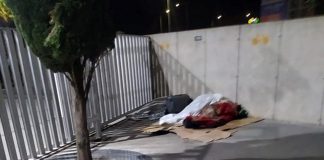 Denuncian el desalojo de temporeros inmigrantes que dormían en cartones en la estación de autobuses de Lepe