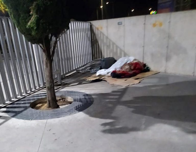 Denuncian el desalojo de temporeros inmigrantes que dormían en cartones en la estación de autobuses de Lepe