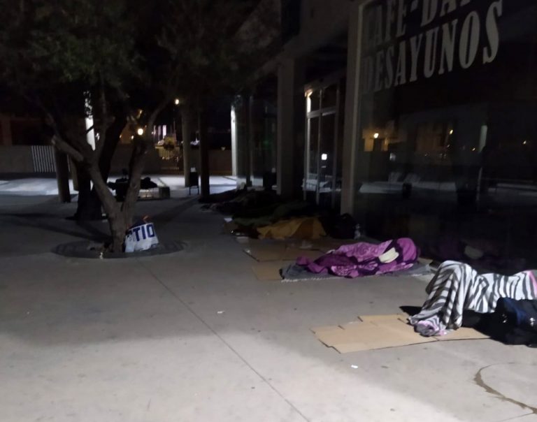 Reprochan la «deshumanización» del Ayuntamiento de Lepe, que «impide» a migrantes temporeros «dormir bajo techo»