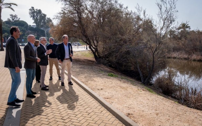 Diputación y Fundación Cepsa recuperan dos lagunas frente al Muelle de las Carabelas