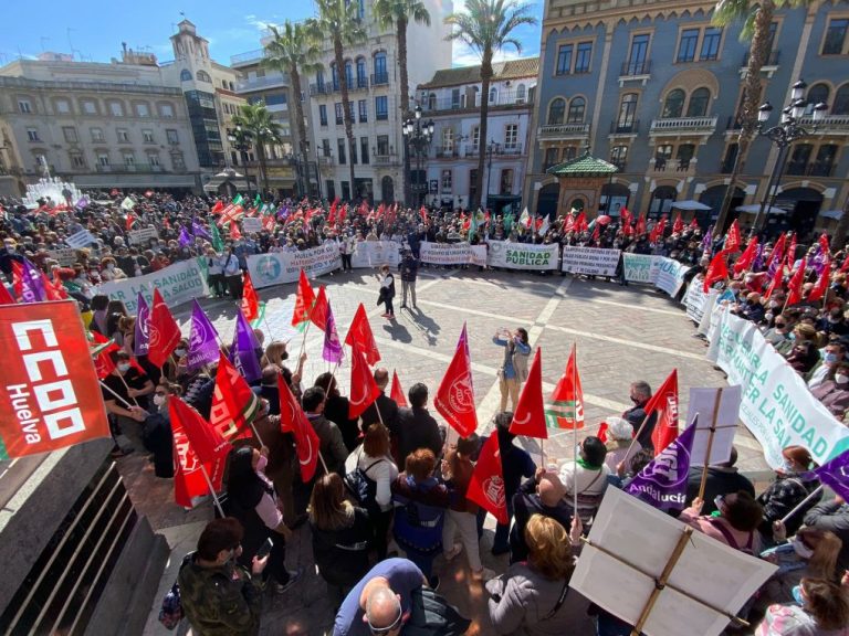 Miles de personas claman por las calles de Huelva por una sanidad digna y de calidad