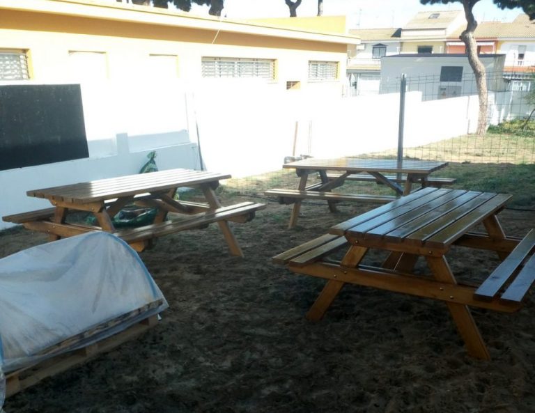 El Ayuntamiento de Punta Umbría dota el huerto escolar del colegio San Sebastián de mobiliario
