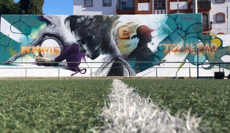 Punta expresa su apoyo a la igualdad en el deporte con un grafitti de Jacobo Palos Wey en el campo de fútbol