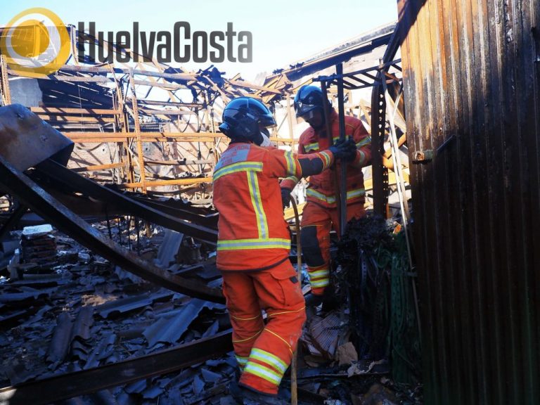 Extinguido el devastador incendio que ha arrasado seis naves junto al puerto pesquero de Isla Cristina