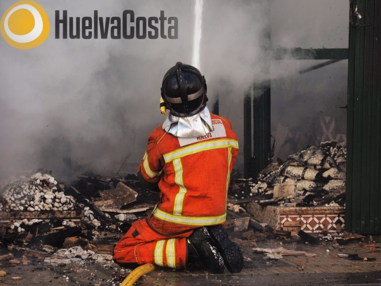 Controlado el incendio que ha arrasado seis naves junto al puerto de Isla Cristina
