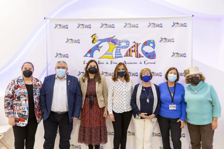 La FIPAC entrega el premio ‘Patitas’ a José Manuel Escobar por contribuir al foment del carnival de calle