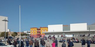Unas 250 personas protestan en Gibraleón por la situación del Centro de Salud