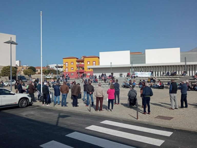 Unas 250 personas protestan en Gibraleón por la situación del Centro de Salud