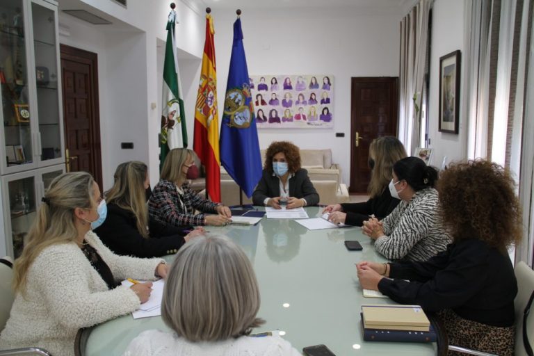 Mª Eugenia Limón preside la mesa entre Administraciones para luchar contra la despoblación en Huelva