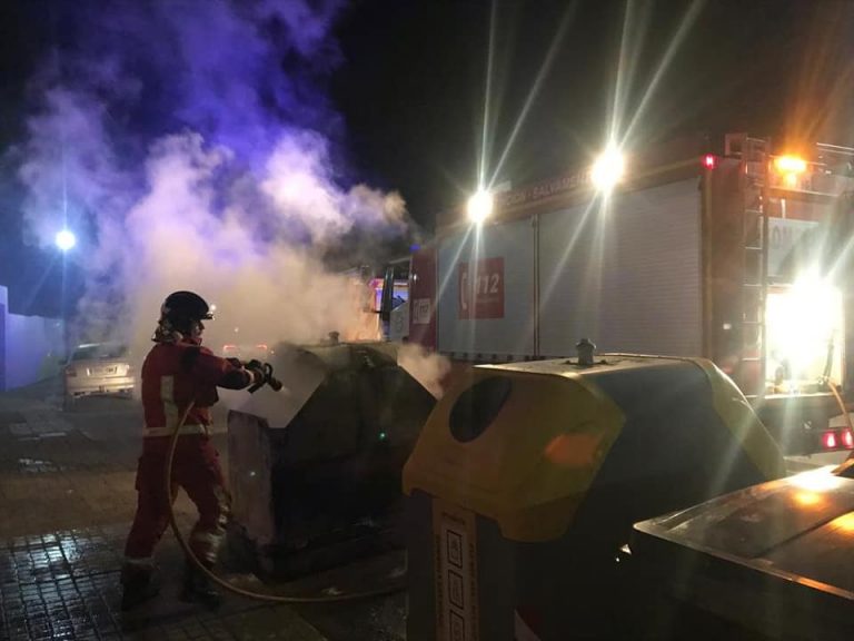 Bomberos del Consorcio extinguen un incendio que calcina varios contenedores de basura en Trigueros