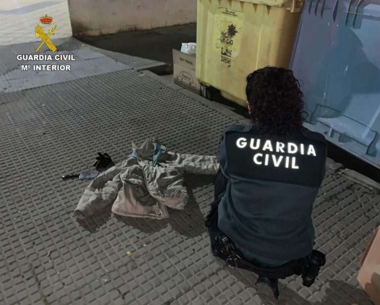 Se entrega con un coche robado tras asaltar sucursales bancarias con un hacha de cocina en Castillejos y Sanlúcar