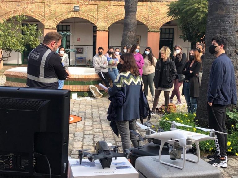 La unidad policial de drones de Isla Cristina imparte una charla a los alumnos de la León Ortega