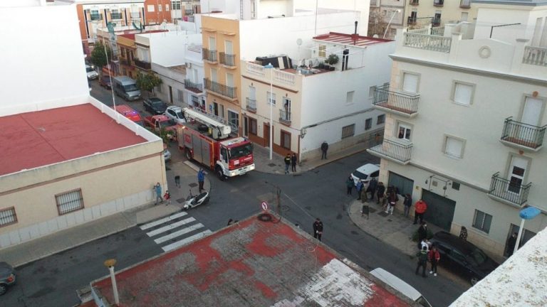 Un incendio calcina un inmueble en Isla Cristina