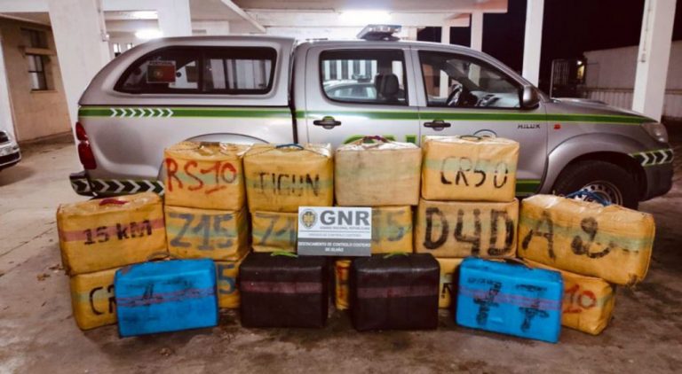 Interceptan una embarcación con 700 kilos de hachís en el puerto pesquero de Olhão