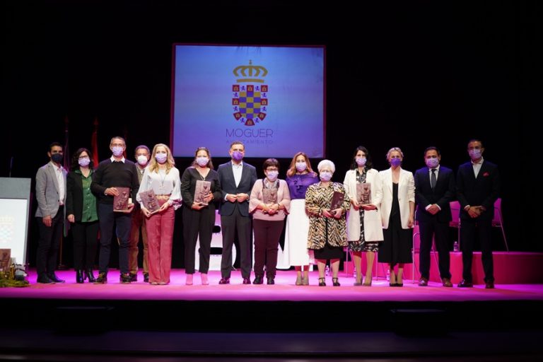 Moguer cierra la programación del 8M con una brillante Gala de la Mujer