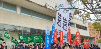 Expresan en las calles de Huelva el rechazo a la supresión de unidades en la escuela pública