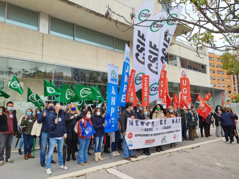 Expresan en las calles de Huelva el rechazo a la supresión de unidades en la escuela pública