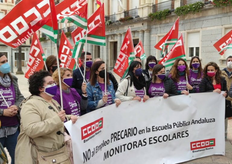 Monitoras escolares se concentran para pedir a la Junta que «cumpla su compromiso» y reconozca jornada de 35 horas