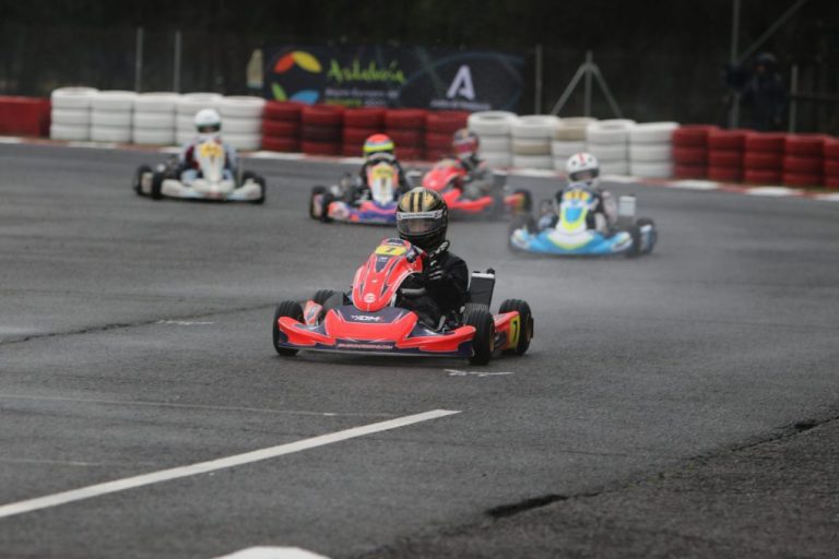 Medio centenar de pilotos se miden en la primera prueba del Andaluz de Karting en Cartaya