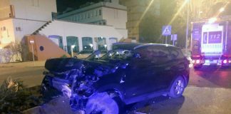 Un coche impacta contra un árbol y acaba empotrado en una medianera en Ayamonte