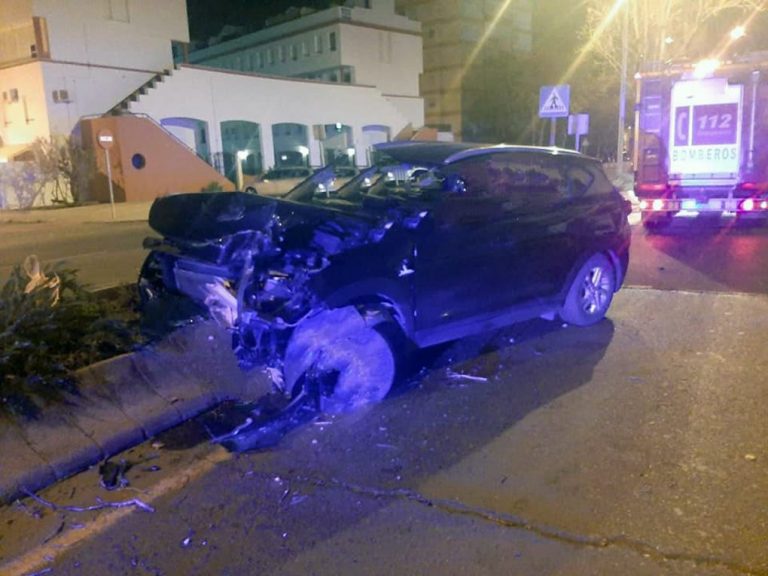 Un coche impacta contra un árbol y acaba empotrado en una medianera en Ayamonte