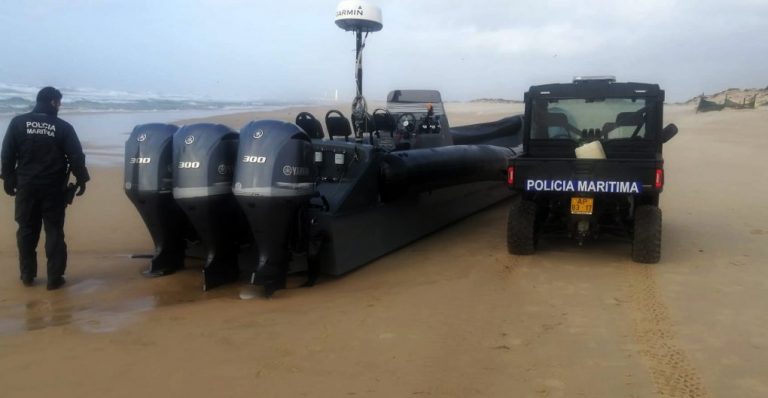 Hallan una ‘narcolancha’ varada en una playa de la isla de Culatra, en Faro