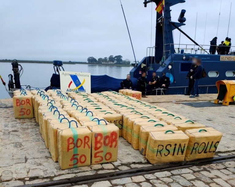 Cuatro detenidos en la interceptación de una ‘narcolancha’ con 3.100 kilos de hachís frente a Mazagón  