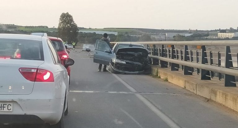 Un herido en un accidente entre dos turismos que provoca retenciones en San Juan del Puerto