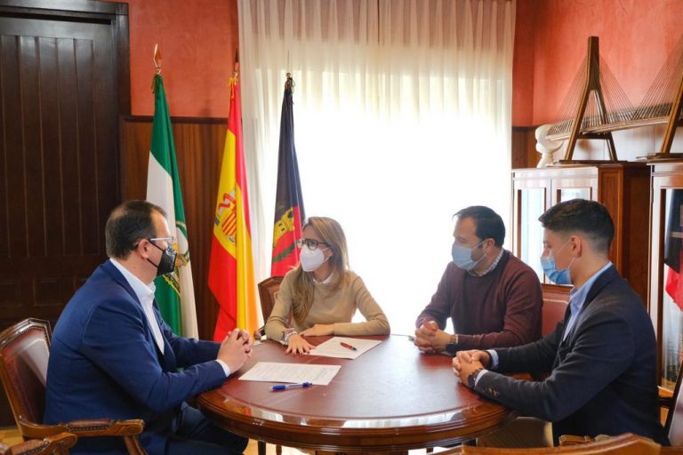 El Ayuntamiento de Ayamonte y Capital Energy acuerdan favorecer el empleo local en el futuro parque eólico