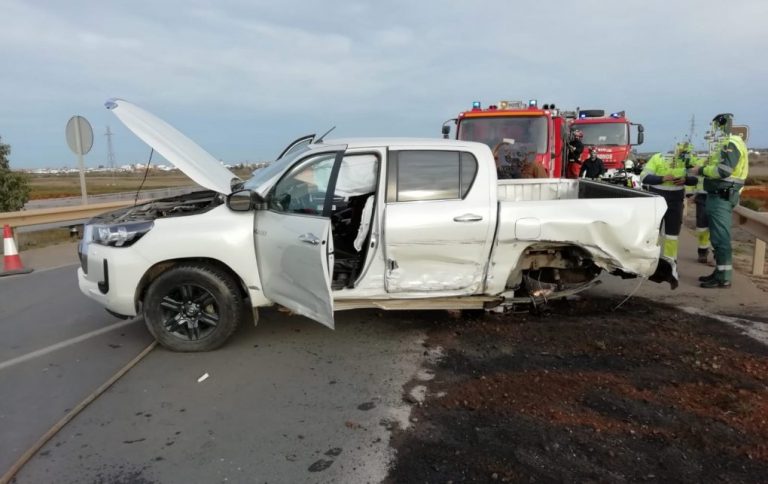 Bomberos del parque de San Juan intervienen en un accidente con dos heridos leves y tres vehículos implicados