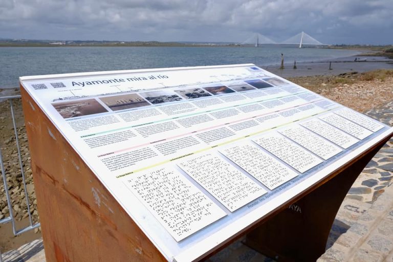 Ayamonte incorpora el braille en los paneles informativos del bulevar del Guadiana para las personas invidentes