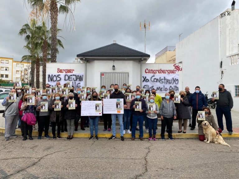 Piden al alcalde de Aljaraque que no desahucie a la familia que regenta el ‘Cangreburguer’ desde hace más de 10 años