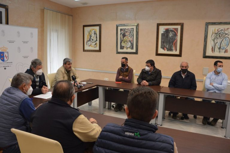 Almonte recuerda a la Plataforma de los Regadíos del Condado que «no representa a los agricultores locales»