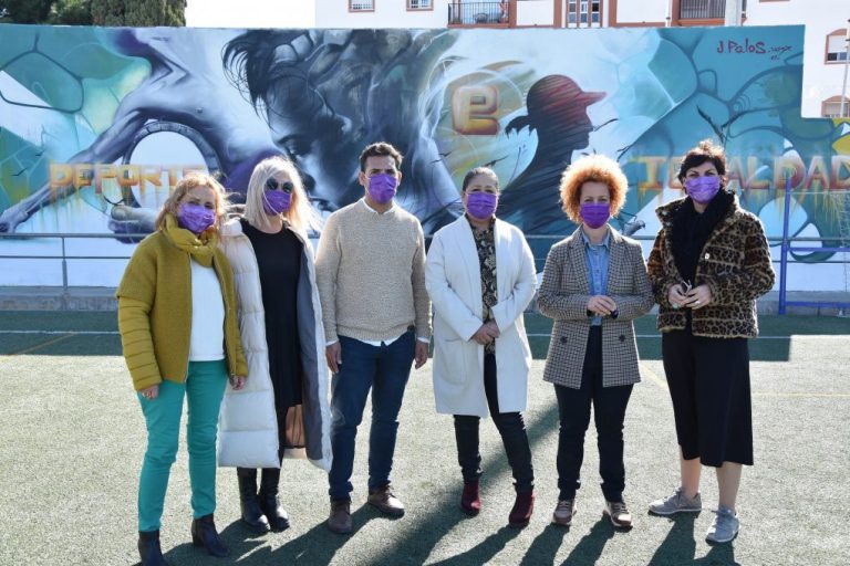 Punta Umbría abre los actos del Mes de la Mujer con la inauguración de un mural que reclama igualdad en el deporte