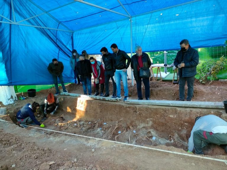 El PSOE asegura en una fosa en San Juan que «no parará hasta exhumar a la última víctima» del franquismo