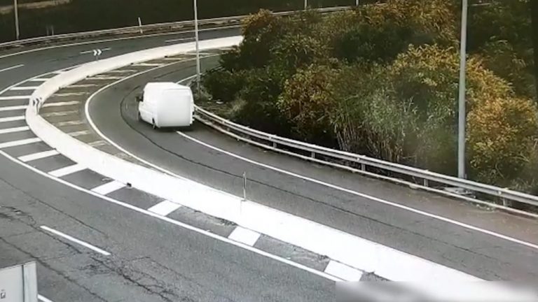 Investigado por circular marcha atrás con una furgoneta por un carril de acceso a la A-49 con exceso de peso y un neumático reventado