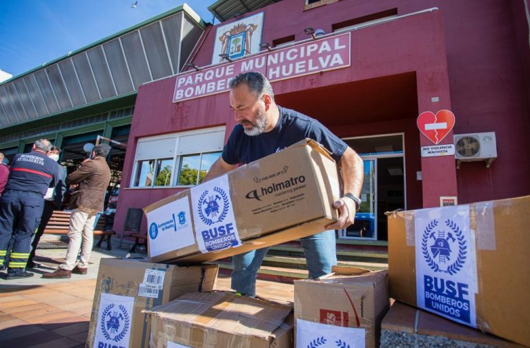 Los bomberos del Ayuntamiento de Huelva ceden material de intervención a Ucrania