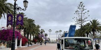 Ayamonte engalana sus calles con banderolas para la Semana Santa