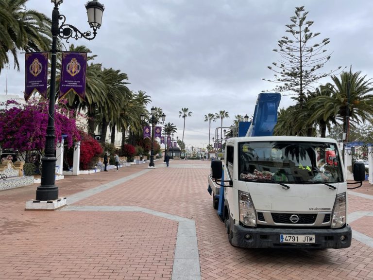 Ayamonte engalana sus calles con banderolas para la Semana Santa