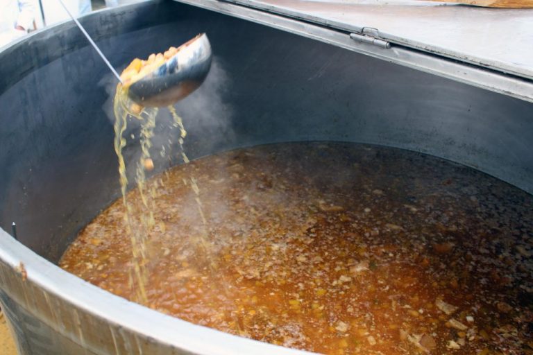Unas 3.000 personas se comen en jabugo un potaje con 600 kilos de garbanzos,  1.000 de carne y un cochino de 20 arrobas