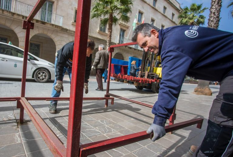 Arranca el montaje de los palcos para la Semana Santa en Huelva con 8.250 sillas