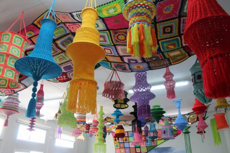 Cartaya embellecerá sus calles con más de 400 lámparas de croché hechas por mujeres