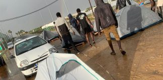 Piden «auxilio» para los temporeros afectados por las inundaciones de sus chabolas en Lepe